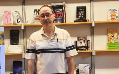 Los escritores sajeños Aurelio Arnedo y Carmen Galvañ firmaron ejemplares en la Feria del Libro de Murcia 2025