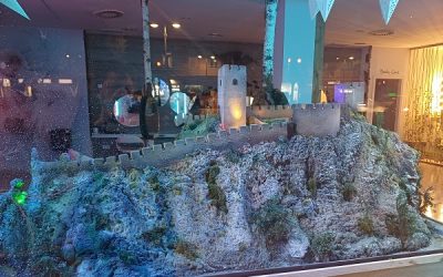 El Castillo de Sax protagonista en un escaparate de una peluquería de Valencia