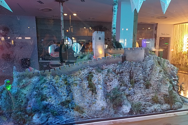 El Castillo de Sax protagonista en un escaparate de una peluquería de Valencia