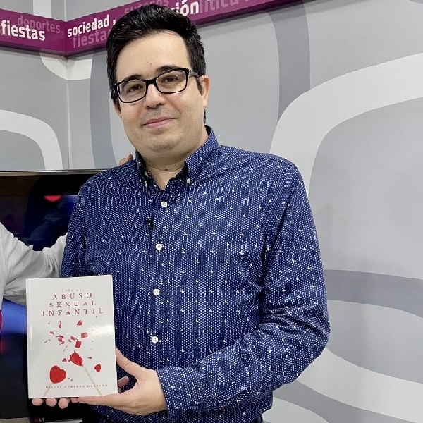 Miguel Herrero Herrero con su libro