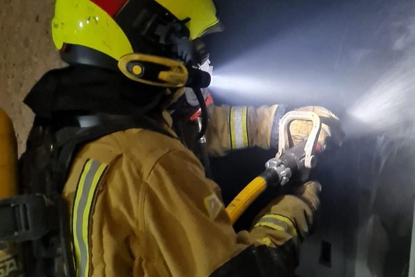 Un incendio en un almacén de fitosanitarios situado en el término municipal de Sax moviliza a los bomberos sin personas afectadas