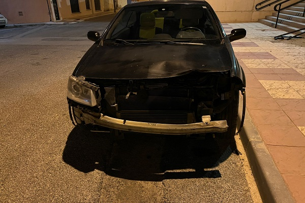 Un vehículo cae por una de las escaleras de la parte alta de Sax, en el barrio Hispano América