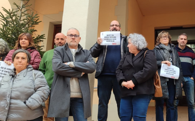 La plantilla del Ayuntamiento de Sax realiza su primera concentración ante la situación de deterioro continuado de sus condiciones de trabajo