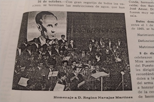 Fotografía del homenaje a don Regino Navajas, publicada en el programa de fiestas de 1966.