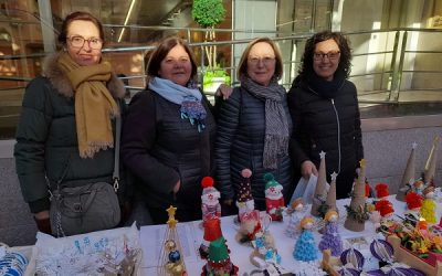 La asociación contra el cáncer de Sax enciende la Navidad con cientos de detalles solidarios
