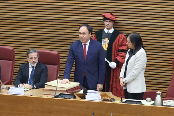 Juanfran Pérez Llorca toma posesión como presidente de la Generalitat pidiendo perdón por la dana