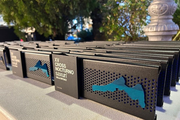 El Cross Nocturno Saxun Villa de Sax volvio a iluminar las calles de Sax en su decimoquinta edición