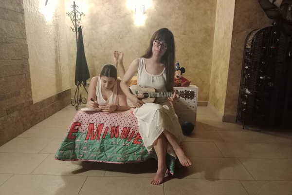 “Cosa de Críos” el proyecto teatral sajeño para luchar contra el acoso escolar se estrenará en Sax para el alumnado de secundaria