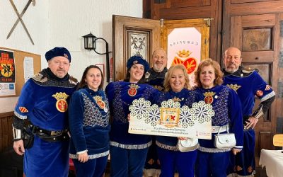 La comparsa de Cristianos de Sax recibe un premio de la campaña de reciclaje «la reconquista del vidrio»