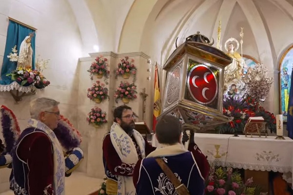 La Asociación Musical Virgen del Remedio de Petrer actúa en el Auditorio de Sax celebrando los 30 años de unión con la Comparsa de Marruecos
