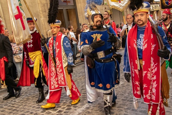 El estruendo de la pólvora de las fiestas de San Blas de Sax, presente en los actos del 750 aniversario del patronazgo de Sant Jordi en Alcoy