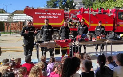 Héroes de uniforme en el patio del cole Alberto Sols: la Unidad Militar de Emergencias conquista a los escolares de Sax
