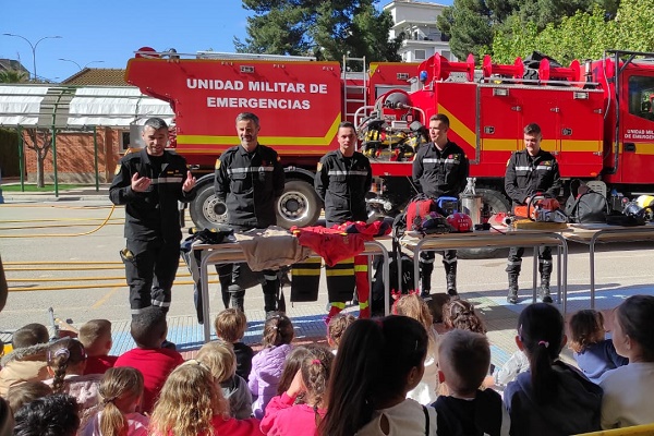 Héroes de uniforme en el patio del cole Alberto Sols: la  Unidad Militar de Emergencias conquista a los escolares de Sax