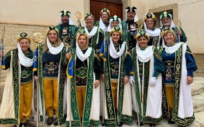 La comparsa de Árabes Emires de Sax participa en el desfile conmemorativo del medio siglo de historia de los Moros Laguneros de Salinas