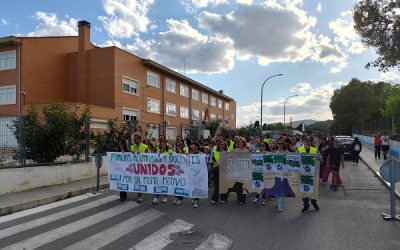 Marcha reivindicativa por una educación pública de calidad en Sax, familias, alumnado y docentes, unidos por un mismo motivo