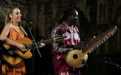 Música y denuncia social en Villena: Sirifo Kouyaté y La Chica del Bosque presentan su viaje sonoro, junto a la Asociación Cultural Somos Anti Xenofobia