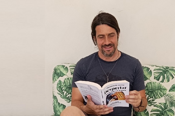Un sajeño alcanza el número 1 en Amazon con «Despertar», una novela que mezcla humor y crecimiento interior