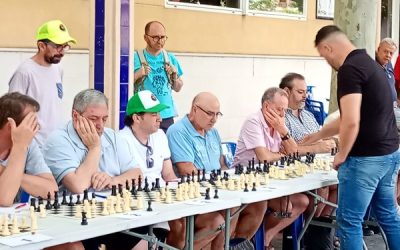 El ajedrez sajeño rinde a un alto nivel en la exigente simultánea del gran maestro Pepe Cuenca en Biar