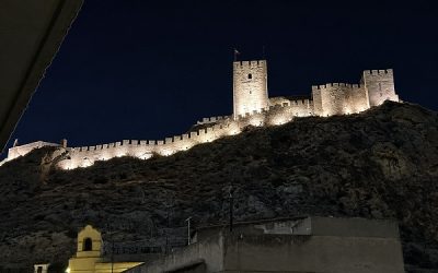 ¿Luz blanca tradicional o colores LED? El debate sobre la iluminación del Castillo de Sax inunda las redes sociales