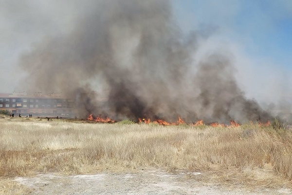 Fuego en el limite de las viviendas en Sax
