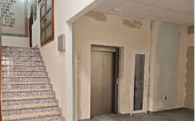 Sax avanza en la accesibilidad del Ayuntamiento, con un ascensor de 170.000 euros, pero ¿cuál es el plan para el resto del municipio?