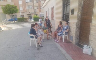 Sillas al umbral y abanico en mano: la eterna costumbre de charrar a la fresca al caer la tarde en Sax