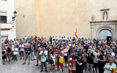Sax se suma al llamamiento de la FEMP en una emotiva concentración de apoyo a Ceuta