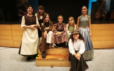 7 jóvenes sajeñas dan «La vuelta al mundo» con Taules Teatre