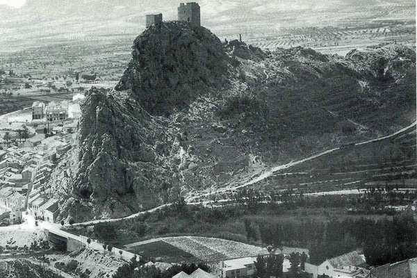 La Peña norte del Castillo de Sax en la década de 1960, cuando comenzaba la repoblación forestal con pinos.